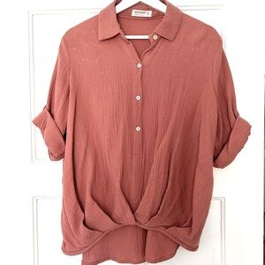 Cute ‘crinkle’ fabric blouse. Never worn.